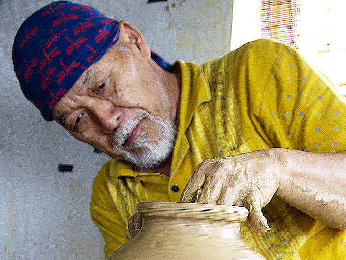 壷屋焼伝統工芸士 「相馬正和氏」が窯主を務める陶眞窯が生み出す至純の最高傑作「琉球南蛮甕」